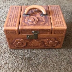 🌟 Vintage Mexican tooled leather cosmetic case